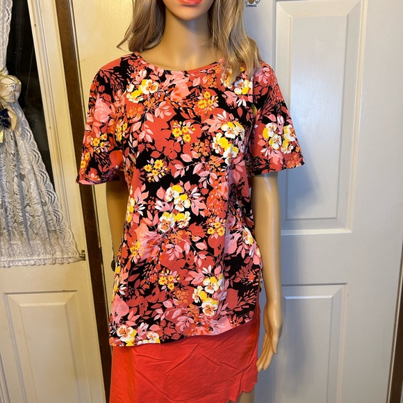 Denim & Co.2 piece set. Orange Skorts paired with Denim & Co bold flowered top - Picture 4 of 12